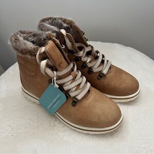 NWT 6.5 CLIFFS BOOTS